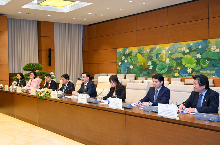 Chủ tịch Quốc hội Vương Đình Huệ và các đại biểu Việt Nam.