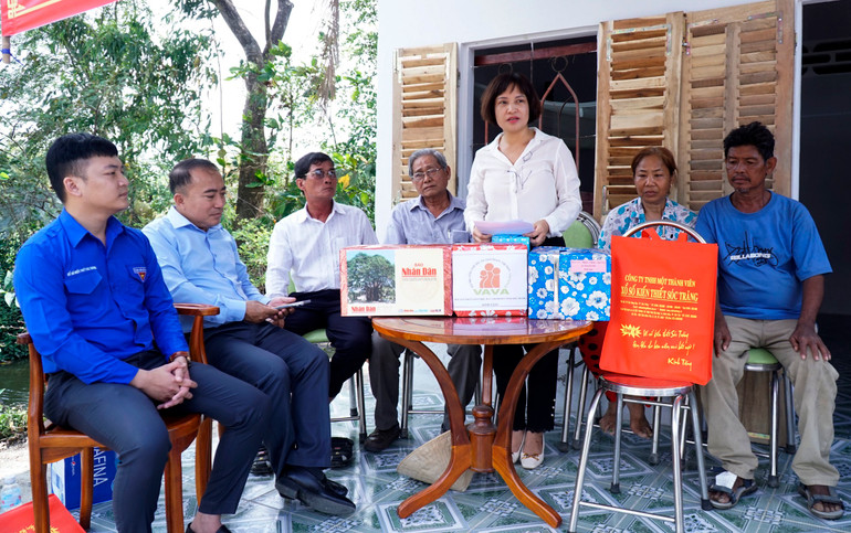 Đồng chí Nguyễn Phương Liên phát biểu tại buổi lễ trao nhà Đại Đoàn kết.