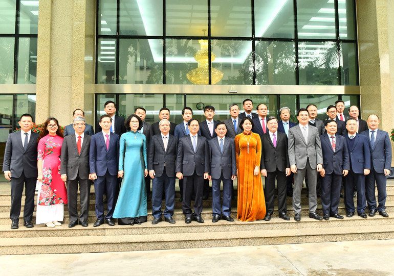 Đồng chí Trần Cẩm Tú với các Trưởng Cơ quan đại diện Việt Nam ở nước ngoài tại buổi gặp mặt. Đồng chí Trần Cẩm Tú với các Trưởng Cơ quan đại diện Việt Nam ở nước ngoài tại buổi gặp mặt.