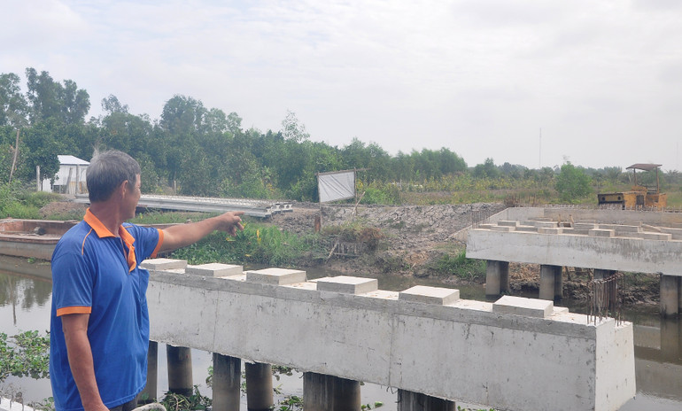 Ông Nguyễn Văn Liên, ấp Mỹ Lợi, xã Phước Lập phản ứng vì cây cầu xây dựng quá thấp.