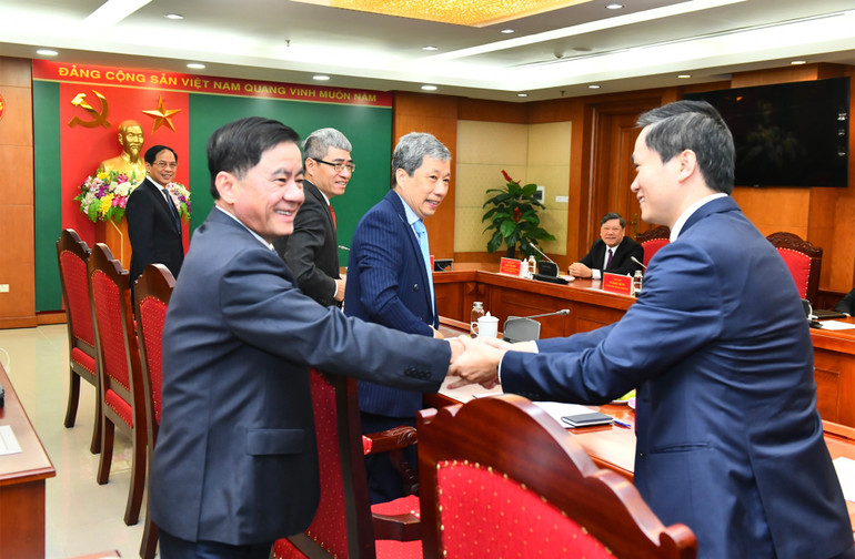 Đồng chí Trần Cẩm Tú với các Trưởng Cơ quan đại diện Việt Nam ở nước ngoài tại buổi gặp mặt. Đồng chí Trần Cẩm Tú với các Trưởng Cơ quan đại diện Việt Nam ở nước ngoài tại buổi gặp mặt.