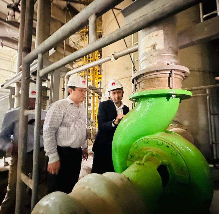 Kiểm tra thực tế thiết bị đang lắp ráp tại nhà máy. Kiểm tra thực tế thiết bị đang lắp ráp tại nhà máy.