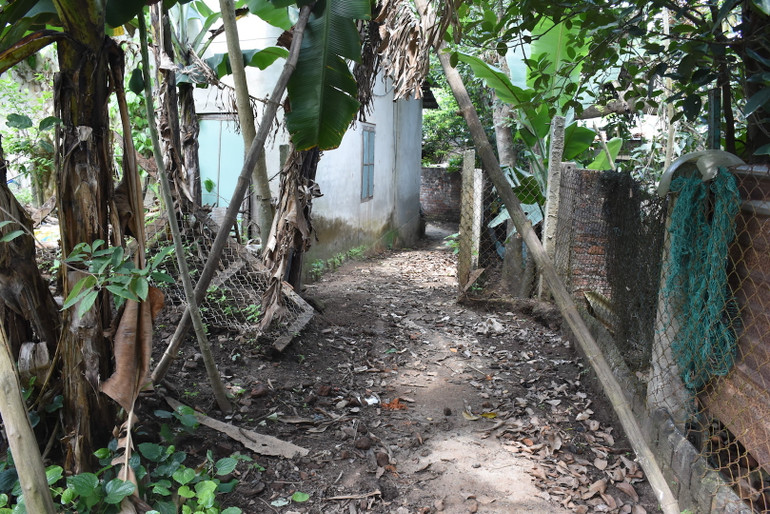 Lối vào di tích, chỉ di chuyển được một chiếc xe máy, chạy vòng sau nhà dân.