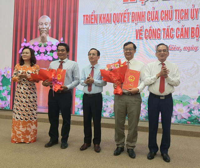 Lãnh đạo tỉnh Bạc Liêu trao quyết định, tặng hoa Ban Giám đốc Sở Thông tin và Truyền thông tỉnh.