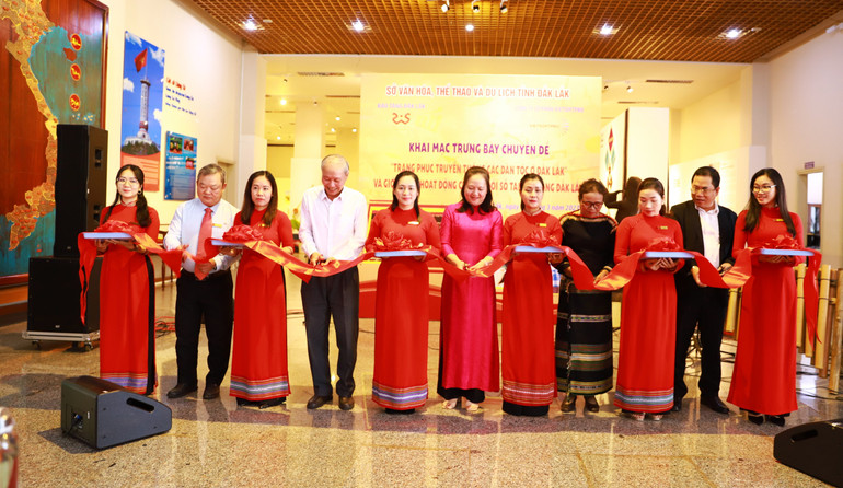 Các đại biểu cắt băng khai mạc Trưng bày chuyên đề “Trang phục truyền thống các dân tộc ở Đắk Lắk”.