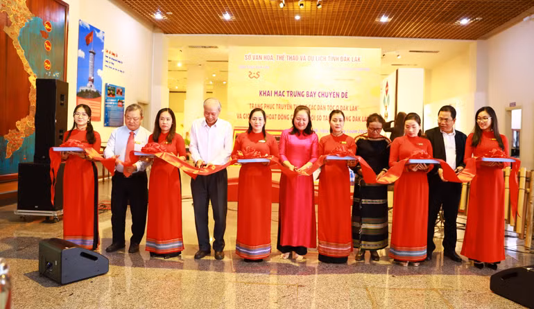 Các đại biểu cắt băng khai mạc Trưng bày chuyên đề “Trang phục truyền thống các dân tộc ở Đắk Lắk”.