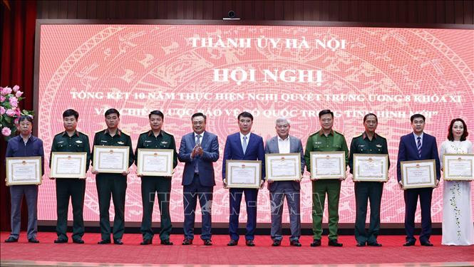 Phó Bí thư Thành ủy, Chủ tịch UBND thành phố Hà Nội Trần Sỹ Thanh trao Bằng khen tặng các tập thể. Phó Bí thư Thành ủy, Chủ tịch UBND thành phố Hà Nội Trần Sỹ Thanh trao Bằng khen tặng các tập thể.