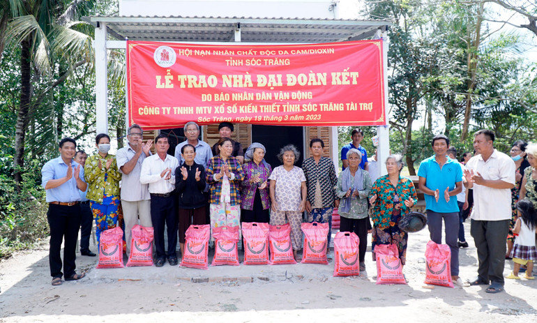 Dịp này Đảng ủy, chính quyền và nhiều đoàn thể địa phương tặng quà cho bà con nghèo, dân tộc Khmer khó khăn.