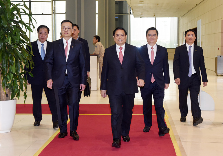 Thủ tướng Phạm Minh Chính đến dự và phát biểu ý kiến tại lễ kỷ niệm 60 năm Ngày thành lập và đón nhận danh hiệu cao quý Anh hùng Lao động của Ngân hàng Vietcombank.