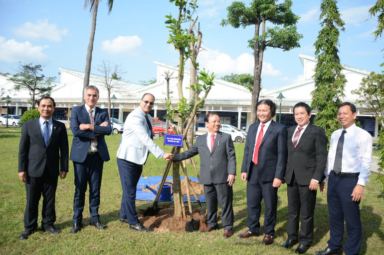 Tổ chức đại học Pháp ngữ (AUF) và Trường Đại học Đà Nẵng trồng cây lưu niệm tại Trường Đại học Sư phạm Kỹ thuật. Tổ chức đại học Pháp ngữ (AUF) và Trường Đại học Đà Nẵng trồng cây lưu niệm tại Trường Đại học Sư phạm Kỹ thuật.