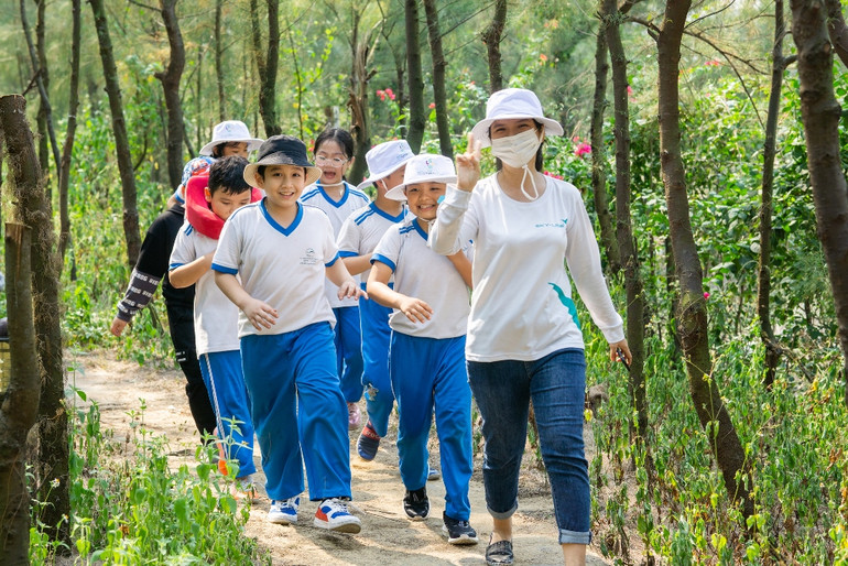 Các em học sinh hào hứng tham gia chương trình. Các em học sinh hào hứng tham gia chương trình.