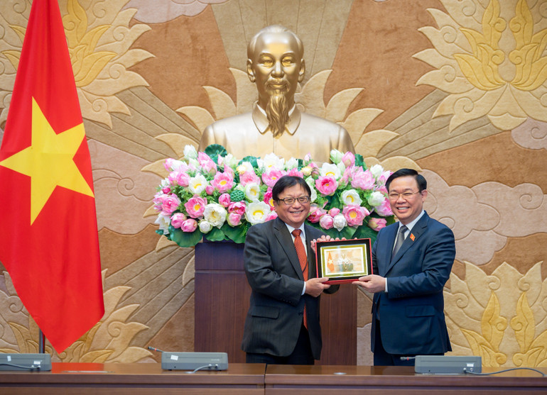 Chủ tịch Quốc hội Vương Đình Huệ trao quà lưu niệm cho lãnh đạo Liên đoàn các tổ chức kinh tế Nhật Bản.