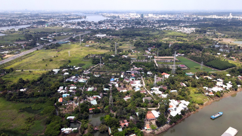 Dù đã có quy hoạch phát triển đô thị hơn 20 năm nay nhưng cù lao Hiệp Hòa vẫn chưa thể được “đánh thức”.