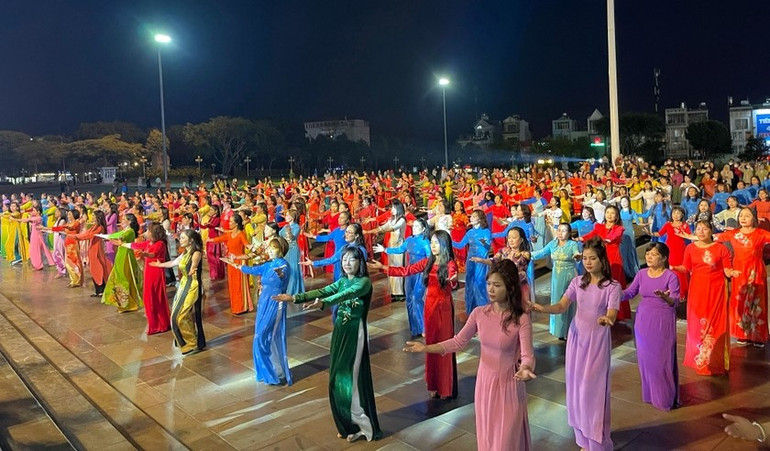 Phong phú đa sắc màu của phụ nữ Gia Lai trong “Áo dài Việt-hương sắc Tây Nguyên”.