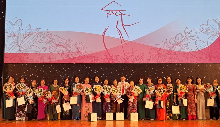 Ban Tổ chức trao tặng quà tri ân nguyên lãnh đạo nữ các cơ quan, ban ngành, đoàn thể của tỉnh Bình Dương và tỉnh Sông Bé qua các thời kỳ.