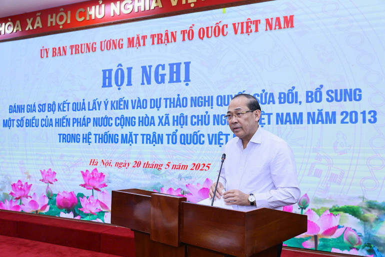 Phó Chủ tịch Ủy ban Trung ương Mặt trận Tổ quốc Việt Nam Hoàng Công Thủy trình bày báo cáo tại Hội nghị.