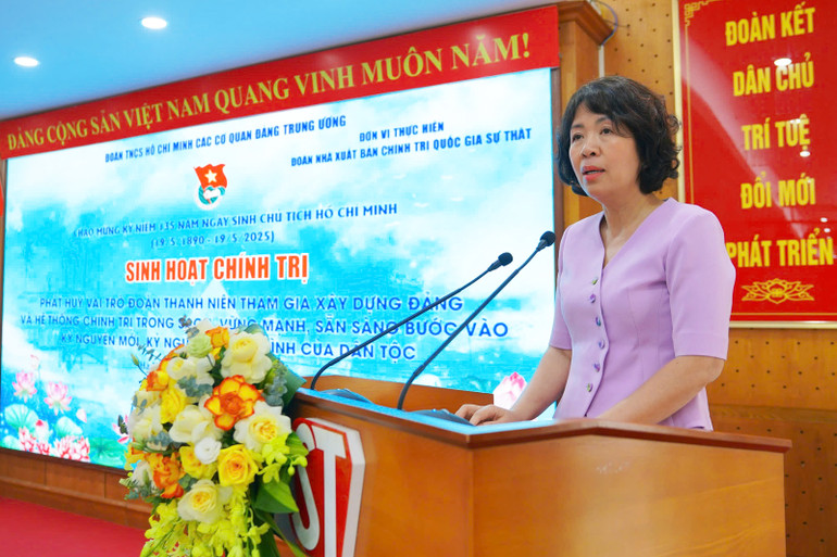 Đồng chí Nguyễn Thị Hoàng Vân phát biểu ý kiến tại chương trình.