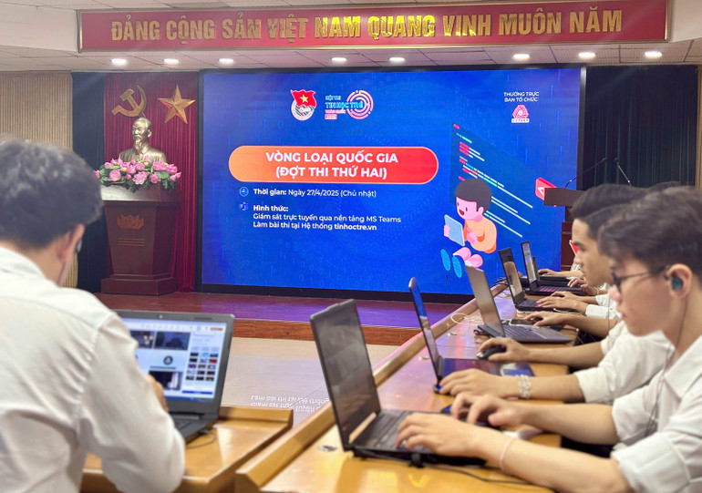 Các bạn trẻ chăm chú tranh tài.