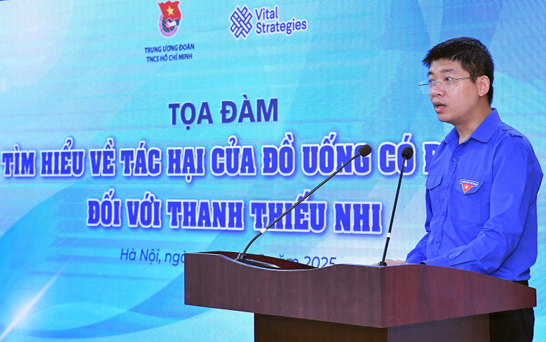 Đồng chí Cù Đức Quân phát biểu ý kiến tại Tọa đàm.