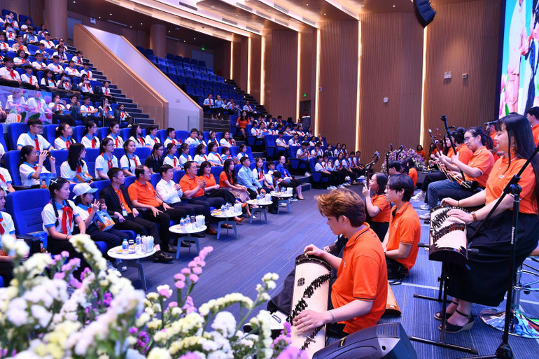 Hàng trăm đại biểu thưởng thức văn nghệ trong khuôn khổ chương trình. Hàng trăm đại biểu thưởng thức văn nghệ trong khuôn khổ chương trình.