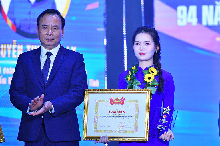 Đại biểu Nguyễn Thị Cẩm Ly trên bục nhận Giải thưởng.