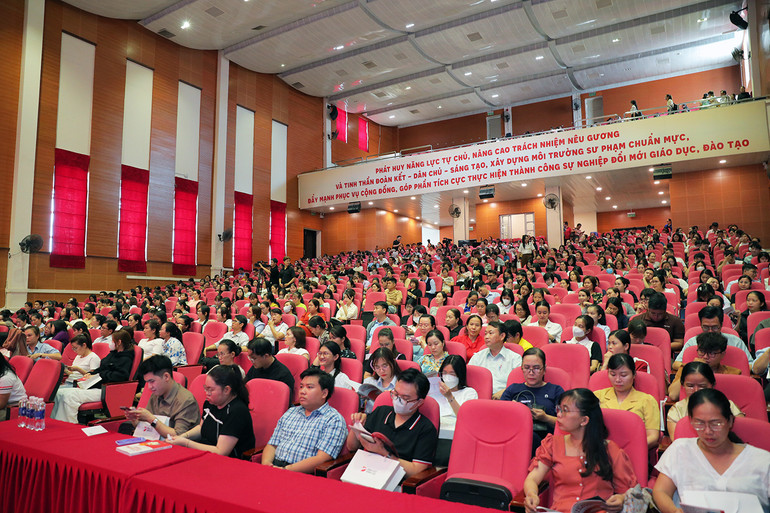 Đông đảo giáo viên có mặt tại buổi tập huấn.