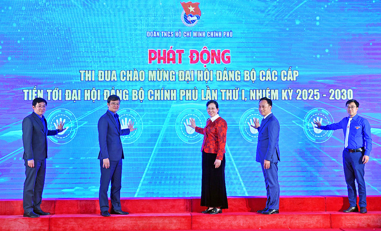 Các đồng chí Lê Thị Thủy, Bùi Quang Huy (thứ 3 và 4 từ phải sang) cùng đại diện các đơn vị liên quan thực hiện nghi thức phát động thi đua chào mừng đại hội đảng bộ các cấp, tiến tới Đại hội Đảng bộ Chính phủ lần thứ nhất của Đoàn Thanh niên Chính phủ.