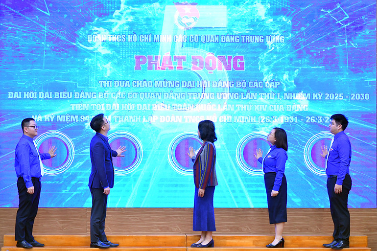 Đại diện các ban, ngành, đoàn thể và Đoàn Thanh niên các cơ quan Đảng Trung ương thực hiện nghi lễ phát động đợt thi đua.