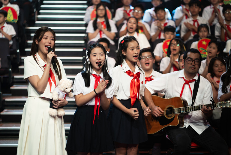 Ca sĩ PiaLinh, được giới trẻ biết đến qua nhạc phẩm "Nấu ăn cho em" cùng Đen Vâu, cùng các em nhỏ biểu diễn tại chương trình.