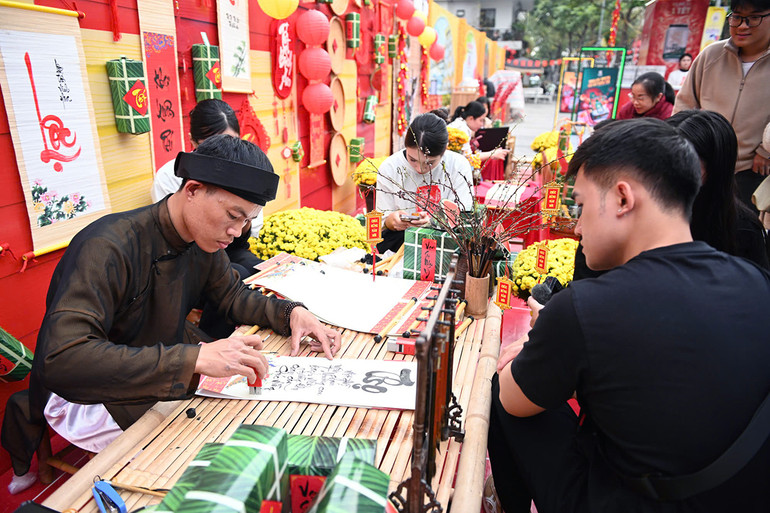 Không khí vui tươi tại Phố ẩm thực Nguyễn Văn Tuyết. Không khí vui tươi tại Phố ẩm thực Nguyễn Văn Tuyết.