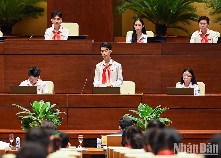 Các Bộ trưởng trẻ em trả lời chất vấn tại Phiên họp giả định.