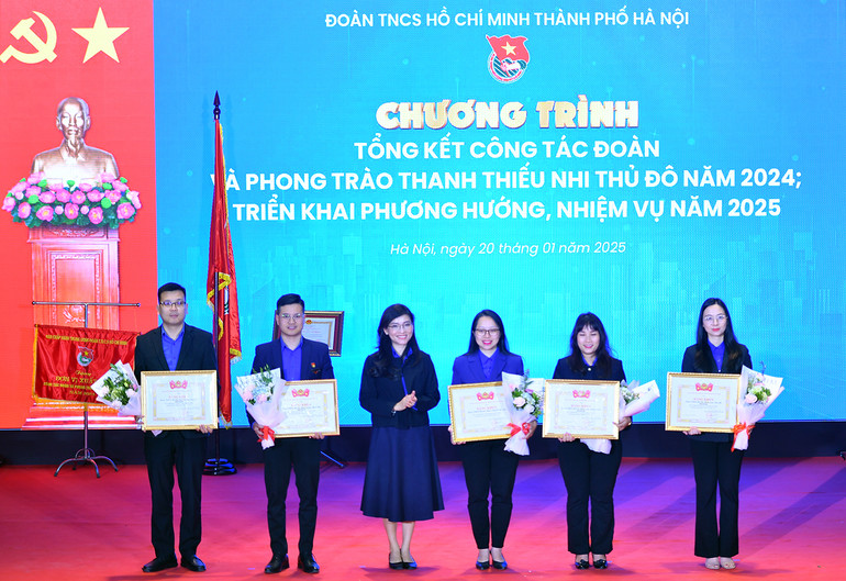 Đại diện Trung ương Đoàn trao Bằng khen tặng các cá nhân có thành tích tiêu biểu trong công tác Đoàn và phong trào thanh thiếu nhi Thủ đô năm 2024.