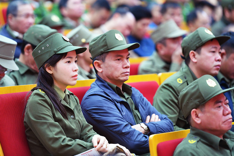 Trong số các điển hình tiêu biểu đến dự chương trình, có không ít "bóng hồng" xuất sắc trong bảo đảm an ninh trật tự. Trong số các điển hình tiêu biểu đến dự chương trình, có không ít "bóng hồng" xuất sắc trong bảo đảm an ninh trật tự.