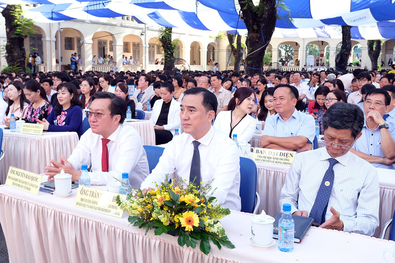 Đại diện các nhà trường tại lễ tổng kết và trao giải Kỳ thi.