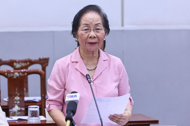 Nguyên Phó Chủ tịch nước Nguyễn Thị Doan đóng góp ý kiến.