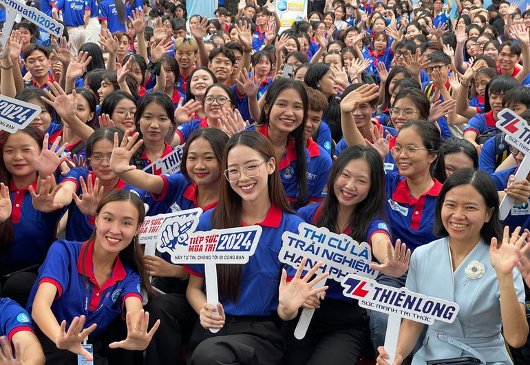 Những gương mặt đại diện cùng tình nguyện viên "Tiếp sức mùa thi" tạo nên bầu không khí sôi nổi, hào hứng. Những gương mặt đại diện cùng tình nguyện viên "Tiếp sức mùa thi" tạo nên bầu không khí sôi nổi, hào hứng.