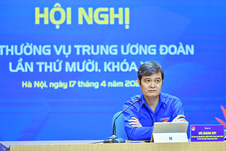 Đồng chí Bùi Quang Huy, Ủy viên dự khuyết Trung ương Đảng, Bí thư Thứ nhất Trung ương Đoàn, phát biểu góp ý tại hội nghị. Đồng chí Bùi Quang Huy, Ủy viên dự khuyết Trung ương Đảng, Bí thư Thứ nhất Trung ương Đoàn, phát biểu góp ý tại hội nghị.