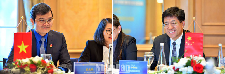 Đồng chí Bùi Quang Huy và đồng chí A Đông trao đổi về công tác thanh niên 2 nước.