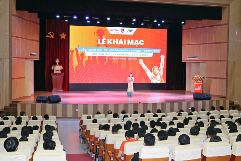 Đông đảo thí sinh có mặt tại lễ khai mạc Vòng loại quốc gia của cuộc thi.