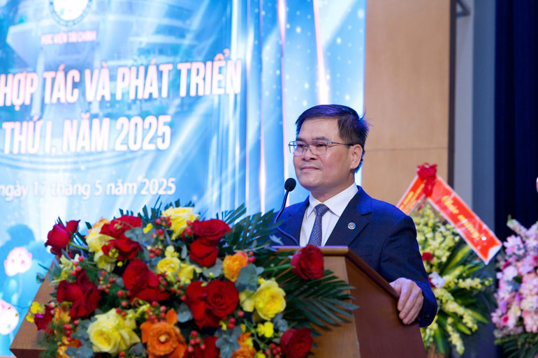 Thứ trưởng Tài chính Bùi Văn Khắng phát biểu ý kiến tại diễn đàn. Thứ trưởng Tài chính Bùi Văn Khắng phát biểu ý kiến tại diễn đàn.