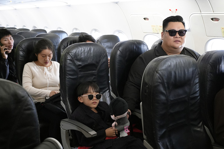 Phân cảnh có sự góp mặt của Xệ Xệ đã hé lộ một phần nội dung MV nói về những chuyến bay trở về quê hương dịp Tết Nguyên đán. Phân cảnh có sự góp mặt của Xệ Xệ đã hé lộ một phần nội dung MV nói về những chuyến bay trở về quê hương dịp Tết Nguyên đán.