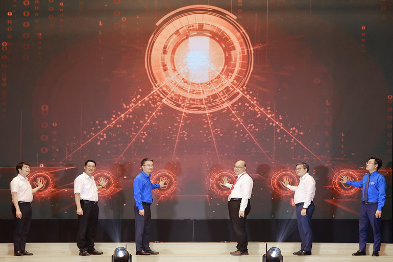 Đại diện Trung ương Đoàn, Thành đoàn Hà Nội và các bộ, ngành, đơn vị thực hiện nghi thức khai mạc Ngày hội. Đại diện Trung ương Đoàn, Thành đoàn Hà Nội và các bộ, ngành, đơn vị thực hiện nghi thức khai mạc Ngày hội.