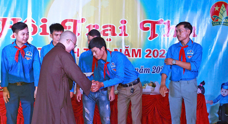 Đại đức Thích Huệ Hạnh trao kinh phí hỗ trợ các cơ sở Đoàn, Hội, Đội ở địa phương. Đại đức Thích Huệ Hạnh trao kinh phí hỗ trợ các cơ sở Đoàn, Hội, Đội ở địa phương.