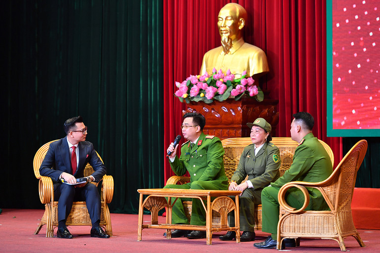 Các đại biểu giao lưu, chia sẻ quá trình thực hiện nhiệm vụ. Các đại biểu giao lưu, chia sẻ quá trình thực hiện nhiệm vụ.