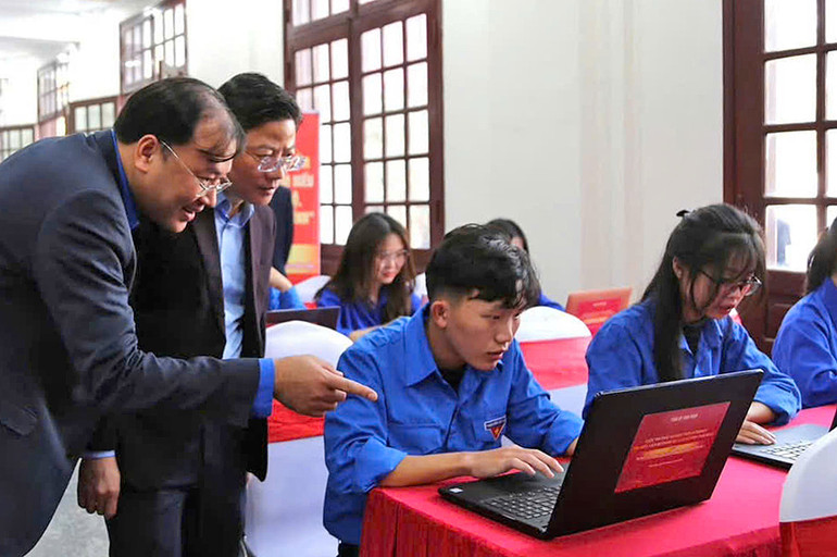 Các đồng chí đại diện lãnh đạo tỉnh Thái Bình tham quan khu vực thi hưởng ứng của đoàn viên, thanh niên. Các đồng chí đại diện lãnh đạo tỉnh Thái Bình tham quan khu vực thi hưởng ứng của đoàn viên, thanh niên.