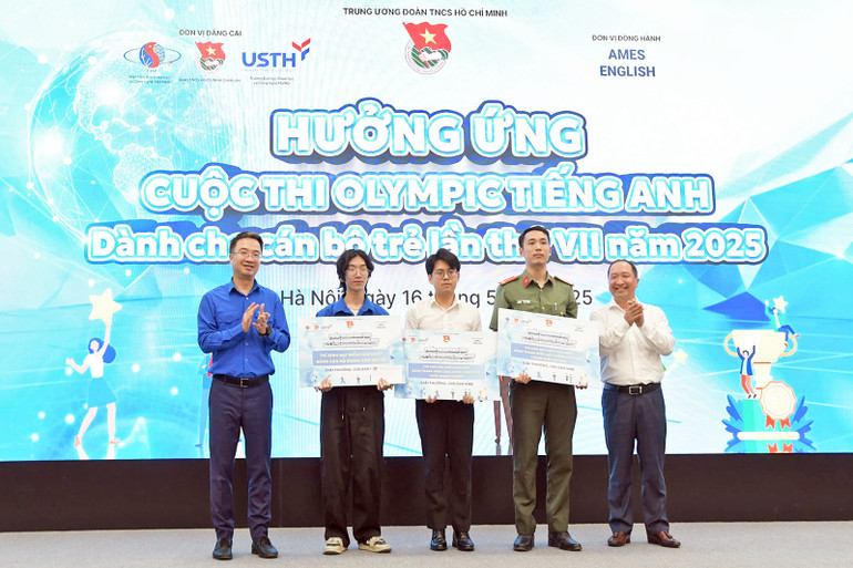 Các đồng chí đại diện Ban tổ chức trao thưởng tặng những thí sinh xuất sắc trong phần thi hưởng ứng sau buổi lễ.