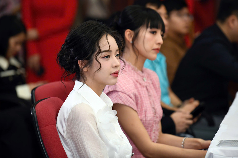 Hoa hậu Thanh Thủy cùng các đại biểu đến dự buổi lễ.