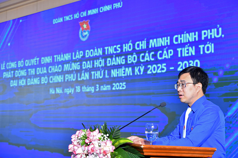 Bí thư Đoàn Thanh niên Chính phủ Bùi Hoàng Tùng phát biểu nhận nhiệm vụ tại buổi lễ.