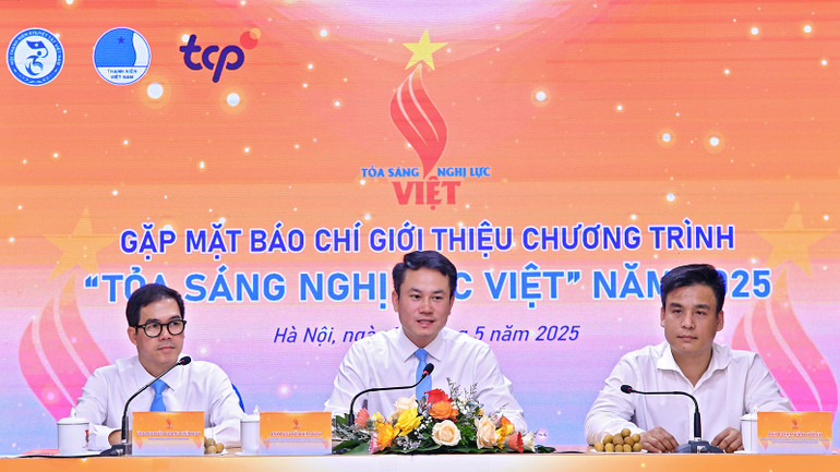 Phó Chủ tịch Thường trực Hội Liên hiệp Thanh niên Việt Nam Nguyễn Kim Quy (giữa) cung cấp thông tin về chương trình. Phó Chủ tịch Thường trực Hội Liên hiệp Thanh niên Việt Nam Nguyễn Kim Quy (giữa) cung cấp thông tin về chương trình.