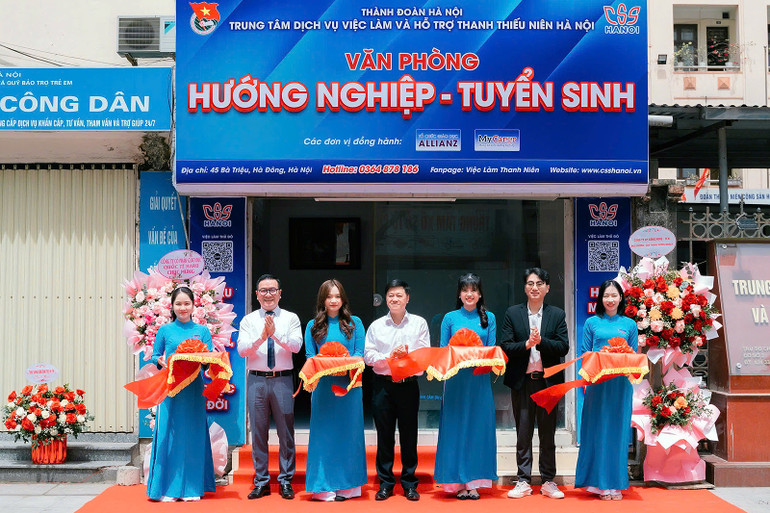 Các đại biểu thực hiện nghi lễ cắt băng khánh thành Văn phòng "Hướng nghiệp-Tuyển sinh"